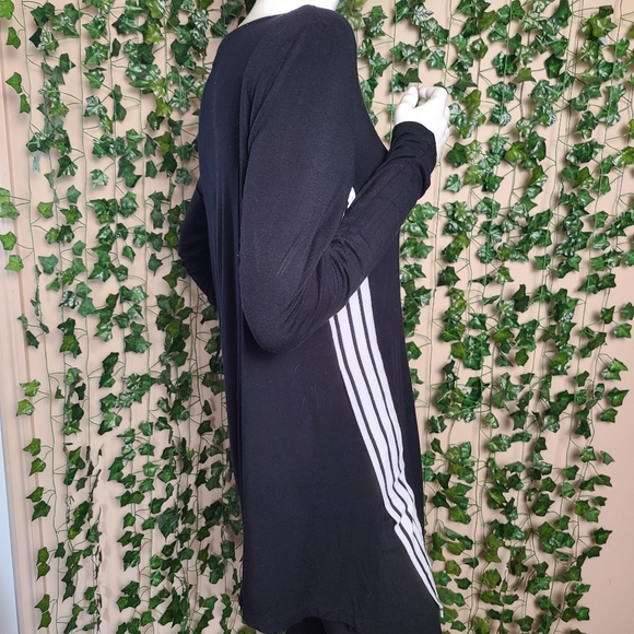 Tristan Women's Oversized Black White Stripes V-Neck Long Sleeves Top - Picture 5 of 13